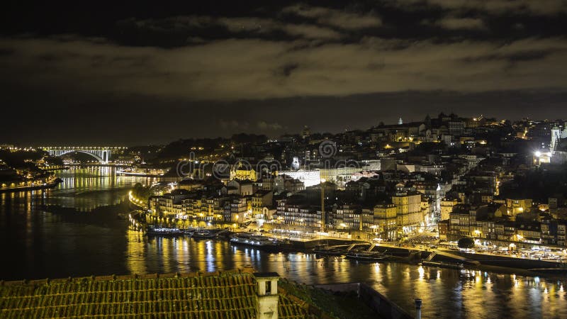 Porto em Portugal na noite fotos de stock Porto em Portugal na noite fotos de stock