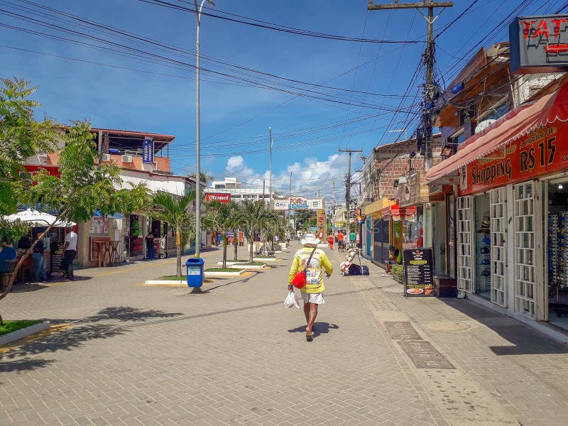 Porto Galinhas, Pernambuco, Brasil, março 16,2019: Povos no dia ensolarado na praia de Porto Galinhas, pessoa que aprecia o sol, imagens de stock Porto Galinhas, Pernambuco, Brasil, março 16,2019: Povos no dia ensolarado na praia de Porto Galinhas, pessoa que aprecia o sol, imagens de stock