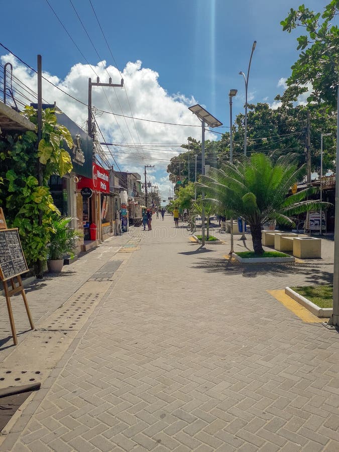 Porto Galinhas, Pernambuco, Brazylia, Marzec 16,2019: Ludzie na słonecznym dniu na plaży Porto Galinhas, ludzie cieszy się słońce obraz royalty free Porto Galinhas, Pernambuco, Brazylia, Marzec 16,2019: Ludzie na słonecznym dniu na plaży Porto Galinhas, ludzie cieszy się słońce obraz royalty free