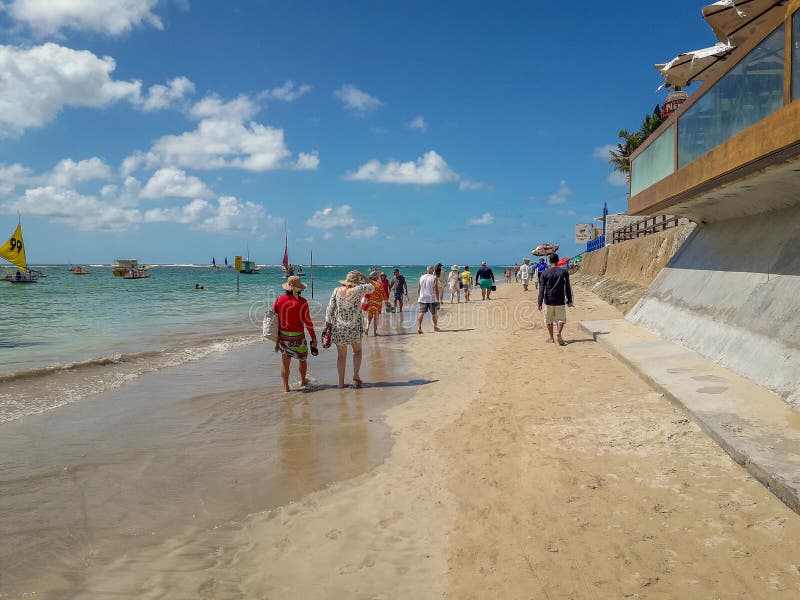 Porto Galinhas, Pernambuco, Brazylia, Marzec 16,2019: Słoneczny dzień na plaży Porto Galinhas, ludzie cieszy się słońce obraz stock Porto Galinhas, Pernambuco, Brazylia, Marzec 16,2019: Słoneczny dzień na plaży Porto Galinhas, ludzie cieszy się słońce obraz stock