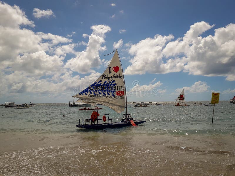 Porto Galinhas, Pernambuco, Brazylia, Marzec 16, 2019 - Zaludnia cieszyć się plażę zdjęcie royalty free Porto Galinhas, Pernambuco, Brazylia, Marzec 16, 2019 - Zaludnia cieszyć się plażę zdjęcie royalty free