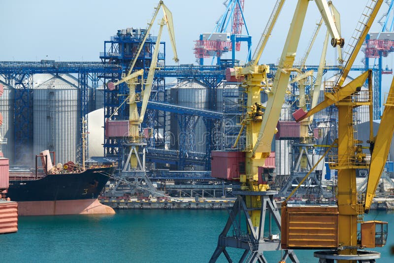 Porto industriale, infrastruttura del porto marittimo, gru e navi da carico asciutte