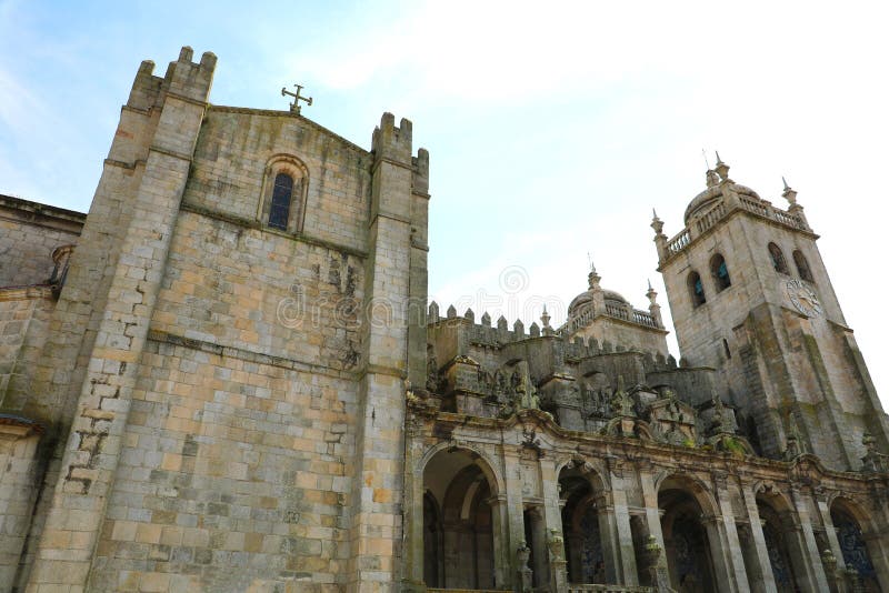 Porto Kathedraal zijmening, Rooms-katholieke kerk in Portugal