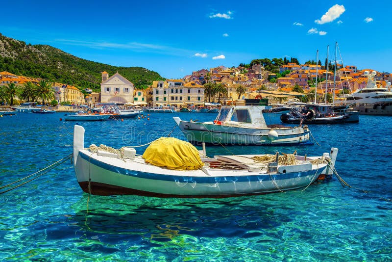 Porto mediterraneo con imbarcazioni da pesca e yacht di lusso hvar croatia