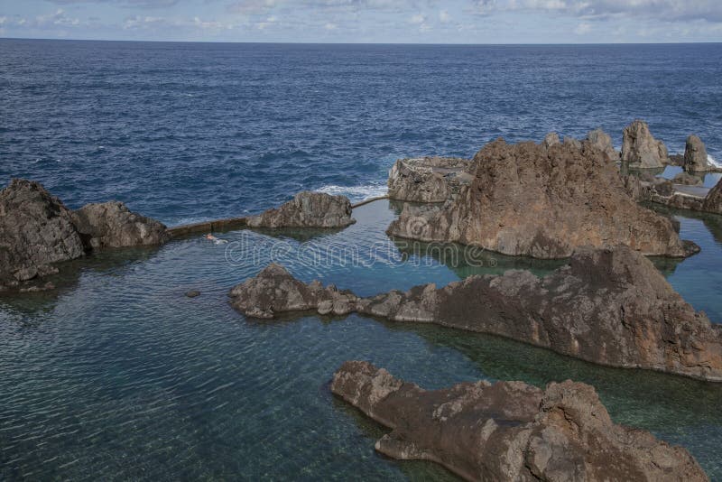 Porto Moniz, Madeira, Portugal - natürliche Schwimmbäder; sonniger Wintertag lizenzfreie stockfotografie Porto Moniz, Madeira, Portugal - natürliche Schwimmbäder; sonniger Wintertag lizenzfreie stockfotografie