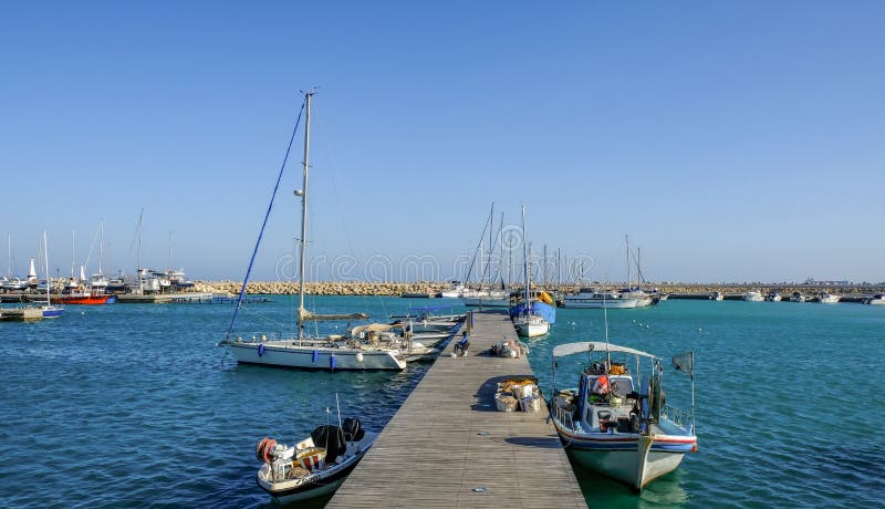 Porto na aldeia piscatória de Zygi, Chipre imagens de stock Porto na aldeia piscatória de Zygi, Chipre imagens de stock