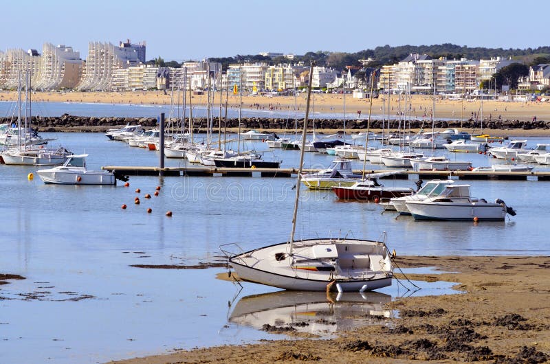 Porto na maré baixa de Pornichet em França foto de stock Porto na maré baixa de Pornichet em França foto de stock