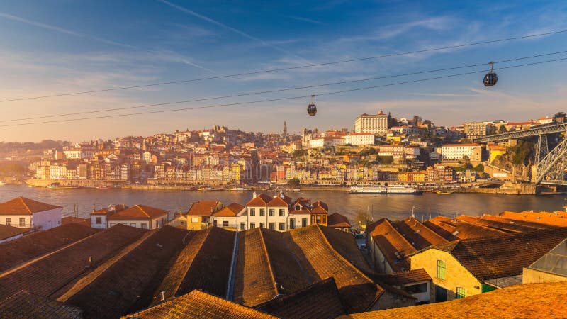 Porto Oporto, oude stad aan de Douro, panorama van Porto met kabelauto's en boten Porto, Portugal stock fotografie Porto Oporto, oude stad aan de Douro, panorama van Porto met kabelauto's en boten Porto, Portugal stock fotografie