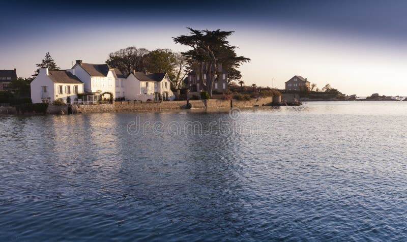 Porto pequeno com a vila bonita no crepúsculo, Moabren, Brittany fotos de stock Porto pequeno com a vila bonita no crepúsculo, Moabren, Brittany fotos de stock