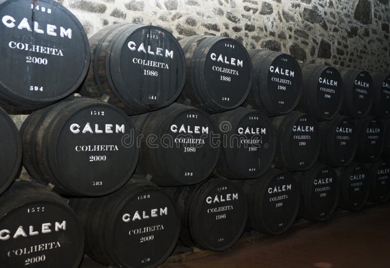 Porto, Portugal, août 21,2018 : le nombre de barils de vin gauche dans les caves de Calema Évident sur les barils de vin de vieil photo libre de droits Porto, Portugal, août 21,2018 : le nombre de barils de vin gauche dans les caves de Calema Évident sur les barils de vin de vieil photo libre de droits