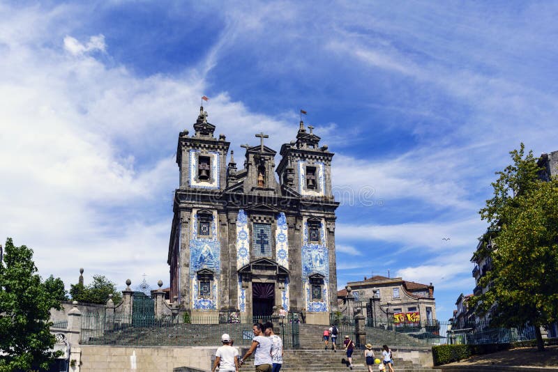 Porto, Portugal 12. August 2017: Fassade schmückte mit Mosaikfliesen der Kirche von San Ildefonso vom 18. Jahrhundert und vom Bar lizenzfreies stockbild Porto, Portugal 12. August 2017: Fassade schmückte mit Mosaikfliesen der Kirche von San Ildefonso vom 18. Jahrhundert und vom Bar lizenzfreies stockbild
