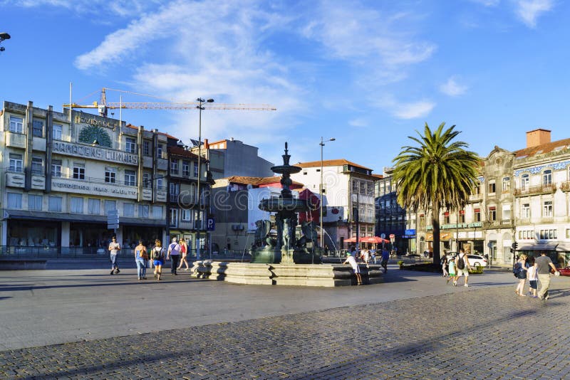 Porto, Portugal 12 augustus, 2017: De ijzerfontein van de leeuwen in het vierkant worden gevestigd riep Gomes Teixeira met vele w royalty-vrije stock fotografie Porto, Portugal 12 augustus, 2017: De ijzerfontein van de leeuwen in het vierkant worden gevestigd riep Gomes Teixeira met vele w royalty-vrije stock fotografie