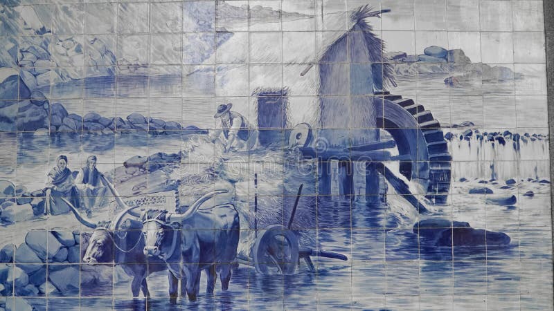 Porto, Portugal, circa 2018: Traditioneller Portugiese gemalte Fliesen azulejos, die portugiesische Geschichte innerhalb des Port