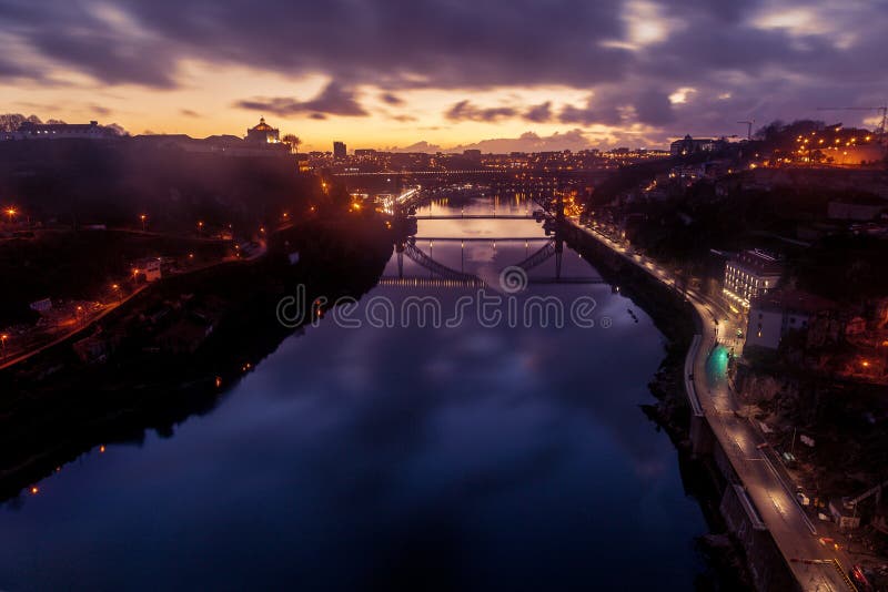 Porto, Portugal is de oude stadshorizon van over de Douro-Rivier, stock afbeelding Porto, Portugal is de oude stadshorizon van over de Douro-Rivier, stock afbeelding