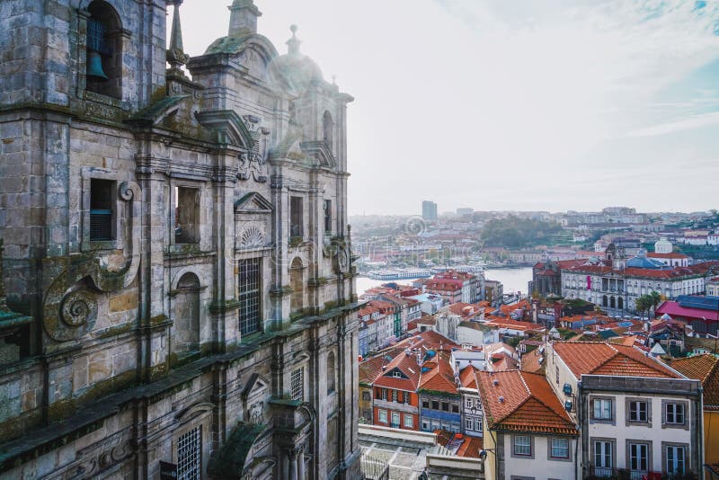 Porto Portugal - December 2018: Sikt från Miradouro da Rua das Aldas till i stadens centrum Porto och helgonet Lawrence Church arkivfoto Porto Portugal - December 2018: Sikt från Miradouro da Rua das Aldas till i stadens centrum Porto och helgonet Lawrence Church arkivfoto
