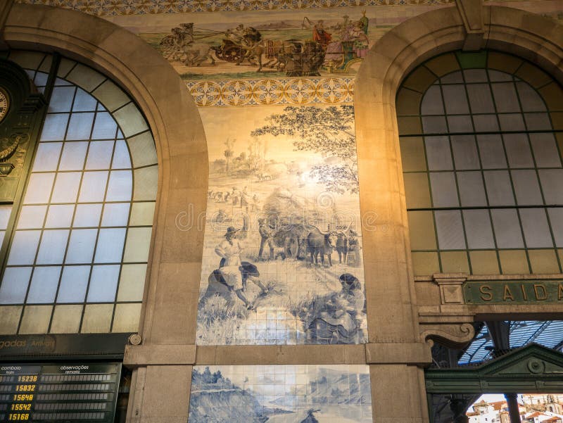 Porto, Portugal - estação de caminhos de ferro de Bento do Sao interior com as telhas azuis dos azulejos bonitos na parede que imagem de stock Porto, Portugal - estação de caminhos de ferro de Bento do Sao interior com as telhas azuis dos azulejos bonitos na parede que imagem de stock