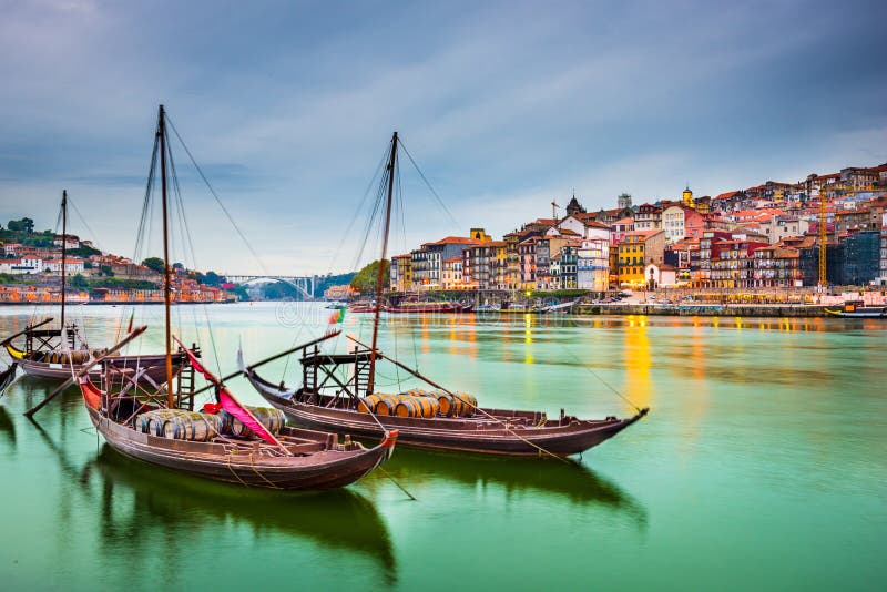  , vecchio paesaggio urbano sul un fiume tradizionale.