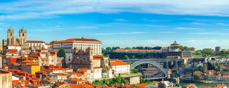 porto portugal Panoramautsikt av centret av Porto, Portugal med Dom Luis som jag överbryggar över den Douro floden royaltyfri bild porto portugal Panoramautsikt av centret av Porto, Portugal med Dom Luis som jag överbryggar över den Douro floden royaltyfri bild