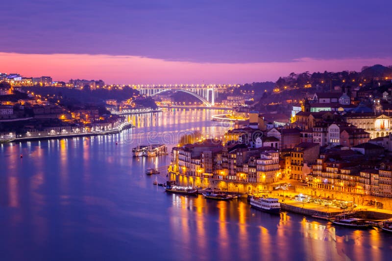Porto Portugal är gammal stadshorisont från över den Douro floden