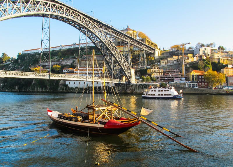 Porto, Portugalia, Listopad/- 27 2010: Panorama miasto, kruszcowy Dom Luis most nad Douro rzeką i turysty Rabelo łódź, zdjęcie royalty free Porto, Portugalia, Listopad/- 27 2010: Panorama miasto, kruszcowy Dom Luis most nad Douro rzeką i turysty Rabelo łódź, zdjęcie royalty free
