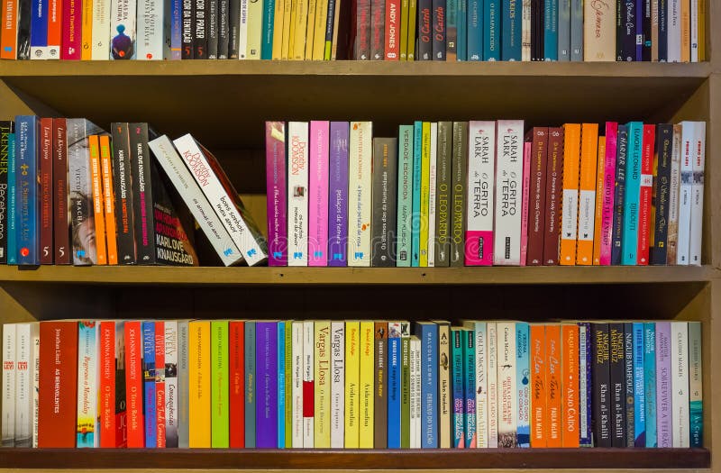 PORTO PORTUGALIA, WRZESIEŃ, - 09, 2016: Półka na książki w książkowym sklepie Liv