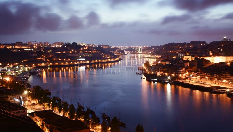 Vista da un famoso ponte di Porto che si affaccia sul fiume Douro e la città vecchia.
