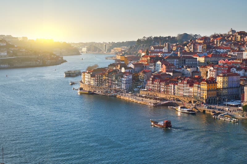 Porto-Stadtlandschaft Duero-Fluss, Boot bei Sonnenuntergang, Portugal