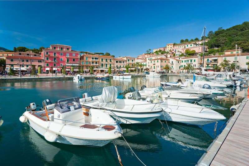 Pequena Cidade Na Costa Da Ilha De Elba, Em Itália. Número Elevado