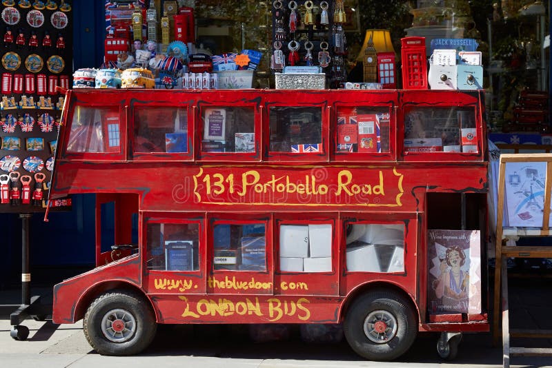 Portobello-Straßensouvenirladen mit rotem London-Bus lizenzfreies stockbild Portobello-Straßensouvenirladen mit rotem London-Bus lizenzfreies stockbild