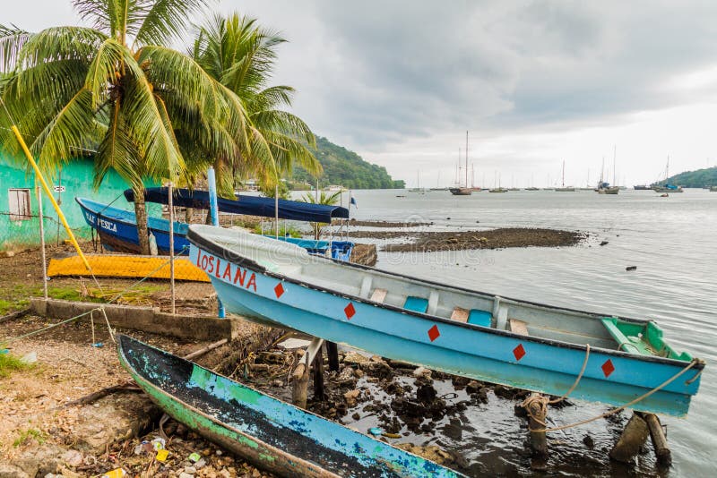 PORTOBELO PANAMA - MAJ 28, 2016: Fiskebåtar i den Portobelo byn, Pana royaltyfria bilder PORTOBELO PANAMA - MAJ 28, 2016: Fiskebåtar i den Portobelo byn, Pana royaltyfria bilder