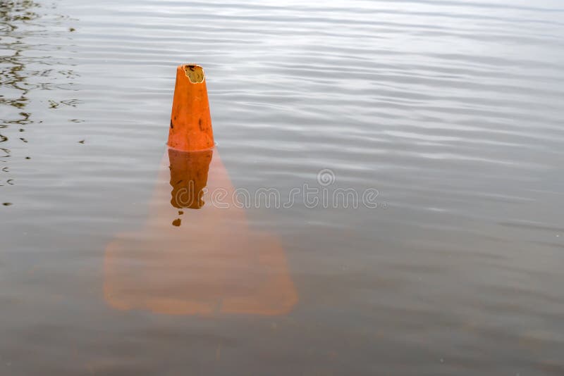 Portocaliu pentru trafic sub ape inundabile stock image