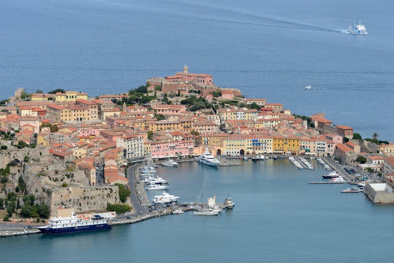 PortoferraioHafen ElbaInsel Stockfoto Bild von tief, panoramisch 60076166