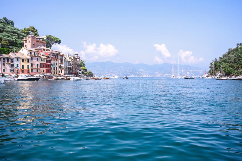 Portofino, ist ein italienisches Fischerdorf, Italien Ein Ferienort mit einem malerischen Hafen Seeküste mit bunten Häusern lizenzfreies stockfoto Portofino, ist ein italienisches Fischerdorf, Italien Ein Ferienort mit einem malerischen Hafen Seeküste mit bunten Häusern lizenzfreies stockfoto