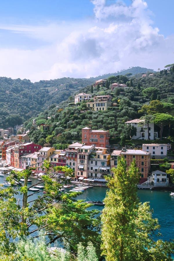 Portofino Liguria, Italien: 09 augusti 2018 B?sta touristic medelhavs- st?lle med f?rgrika hus, fiskeb?tar och den lyxiga yachten royaltyfri bild Portofino Liguria, Italien: 09 augusti 2018 B?sta touristic medelhavs- st?lle med f?rgrika hus, fiskeb?tar och den lyxiga yachten royaltyfri bild