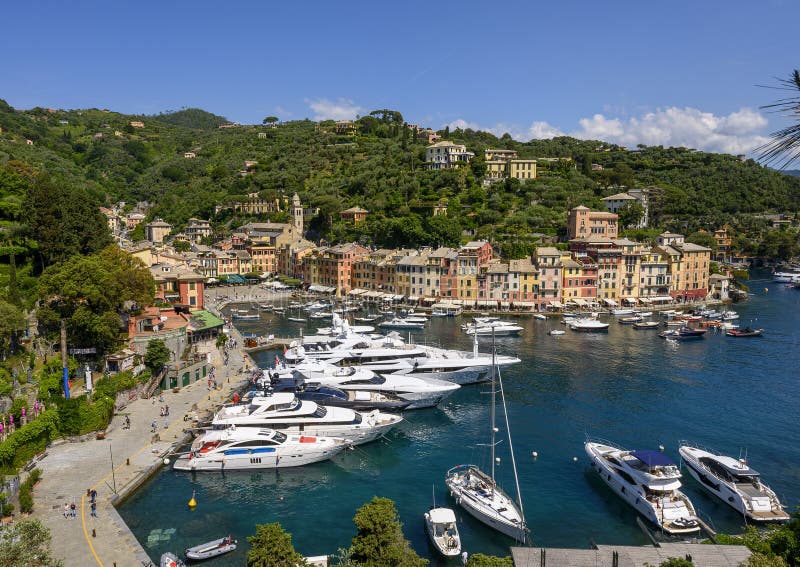 Portofino, village de pÃªcheurs italien et centre de villÃ©giature rÃ©putÃ© pour son port pittoresque