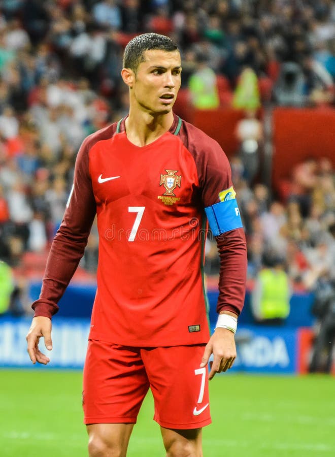 Jogador De Futebol Nacional De Portugal Andre Gomes Contra O Chile Logo  Atrás Mauricio Isla Durante a Xícara De Confederações De F Fotografia  Editorial - Imagem de passo, central: 207477682