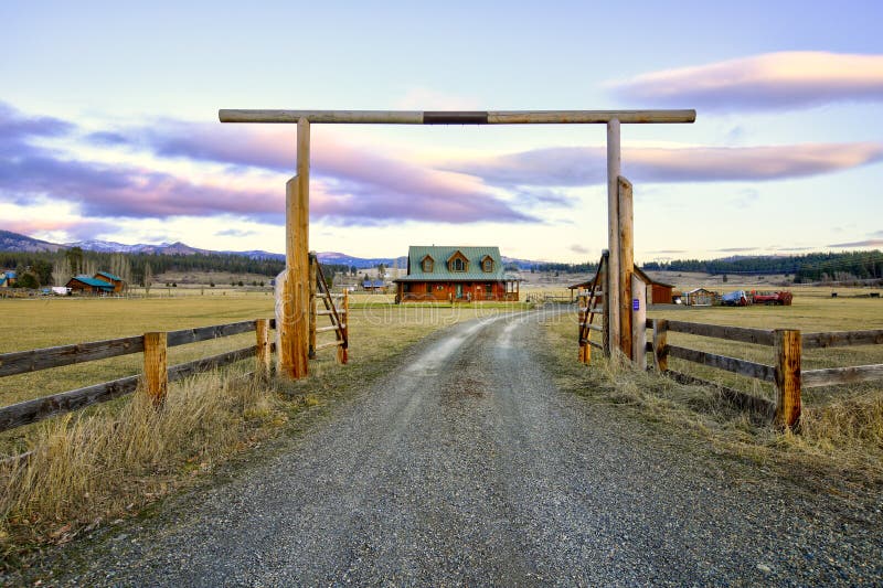 Portone dell'entrata ad una casa di legno piacevole del ranch con bello paesaggio