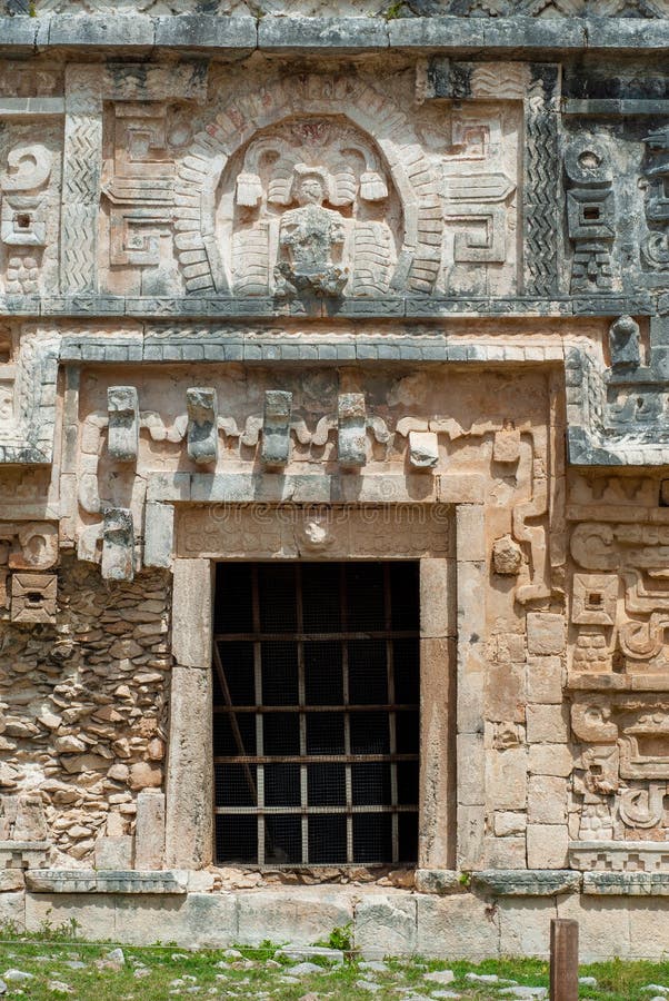 Portone dell'entrata di un tempio maya, nell'area archeologica di Chichen Itza immagine stock Portone dell'entrata di un tempio maya, nell'area archeologica di Chichen Itza immagine stock