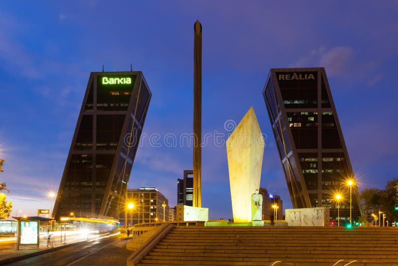 Portone di Europa nella notte. Madrid, Spagna fotografia stock Portone di Europa nella notte. Madrid, Spagna fotografia stock