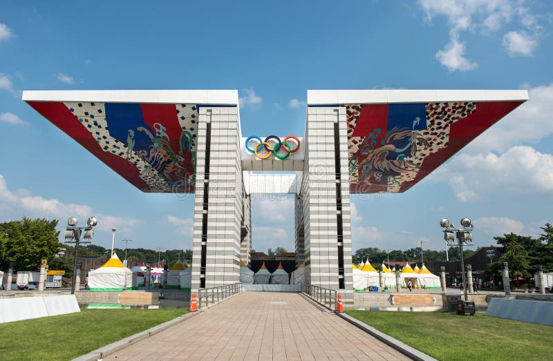 Portone di pace di mondo Il ventiquattresimo simbolo rappresentativo olimpico delle sculture, Corea del Sud di Seoul immagini stock libere da diritti Portone di pace di mondo Il ventiquattresimo simbolo rappresentativo olimpico delle sculture, Corea del Sud di Seoul immagini stock libere da diritti
