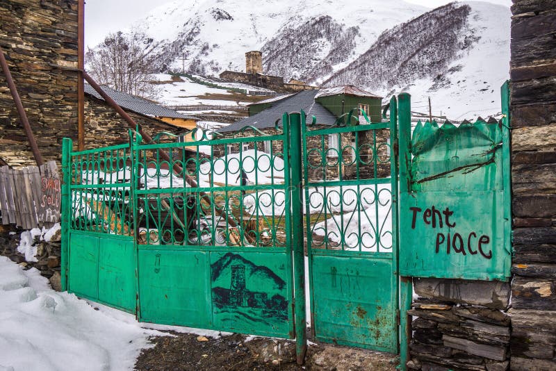Portone verde del ferro in ushguli fotografia stock Portone verde del ferro in ushguli fotografia stock
