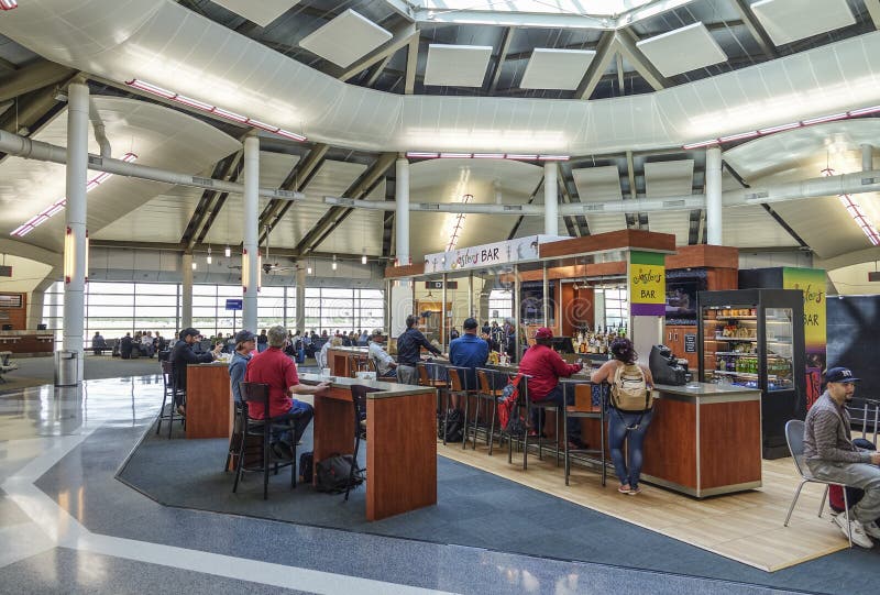 Portoni di partenza all'aeroporto di Louis Armstrong New Orleans International - NEW ORLEANS, LUISIANA - 18 aprile 2016 immagini stock libere da diritti Portoni di partenza all'aeroporto di Louis Armstrong New Orleans International - NEW ORLEANS, LUISIANA - 18 aprile 2016 immagini stock libere da diritti