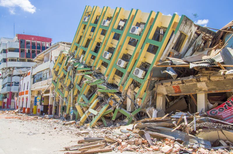 Portoviejo, Ecuador - abril, 18, 2016: Construcción mostrando el efecto secundario de 7 terremoto 8