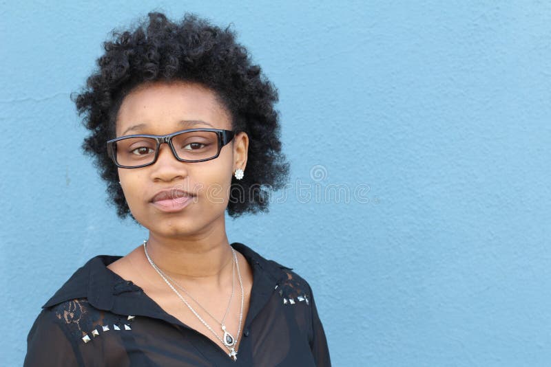 Portrat Der Lachelnden Jungen Afrikanischen Frau Mit Afro Und Glasern Kopieren Sie Raum Auf Der Linken Seite Des Bildes Stockfoto Bild Von Afrikanischen Lachelnden