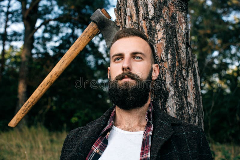 Ein Waldarbeitselefant Der Zu Hause Nach Einem Langen Tag Des Ziehens Von Klotz Vom Dschungel Stillsteht Stockbild Bild Von Zieleinheit Einsam 128396319