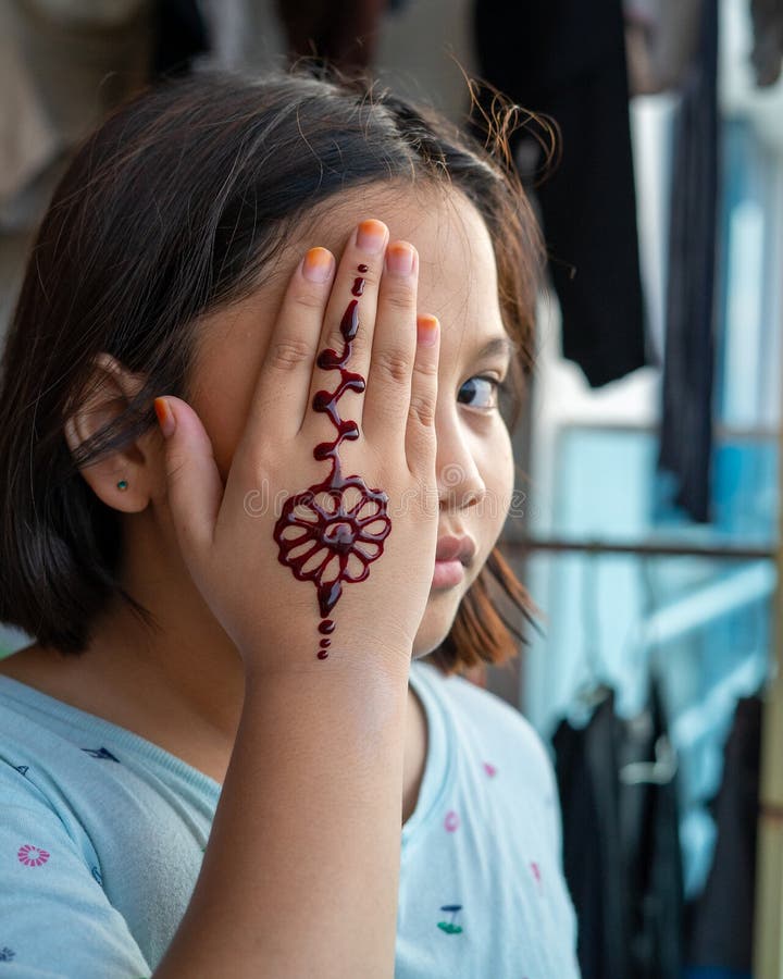 Porträt Von Henna Ornamente Auf Kleine Mädchen Hand Abdeckung