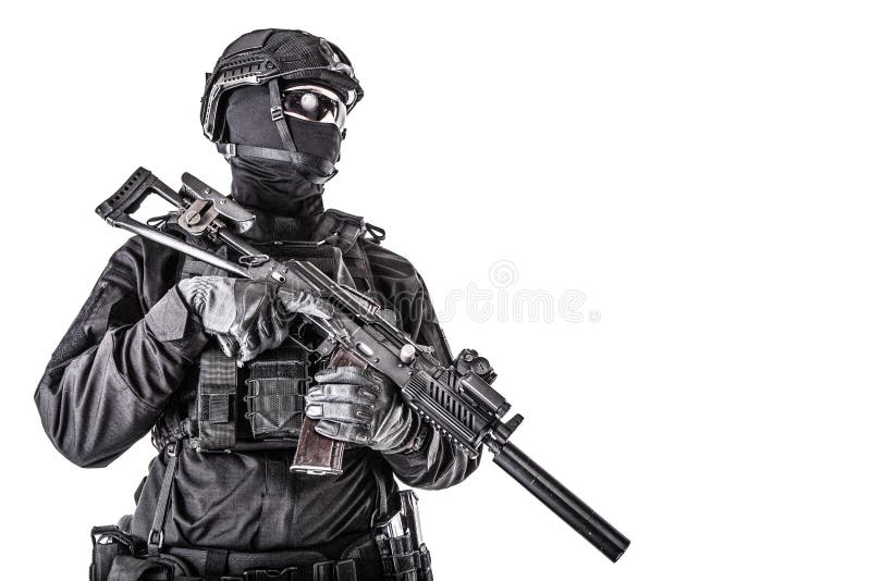 Portr?t des bewaffneten K?mpfers des taktischen Teams der Polizei lizenzfreie stockfotografie Portr?t des bewaffneten K?mpfers des taktischen Teams der Polizei lizenzfreie stockfotografie