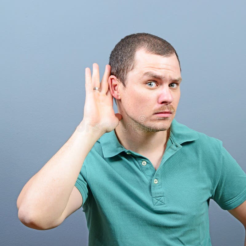 Portr?t des gutaussehenden Mannes geheim h?rend auf Privatgespr?ch stockfoto Portr?t des gutaussehenden Mannes geheim h?rend auf Privatgespr?ch stockfoto