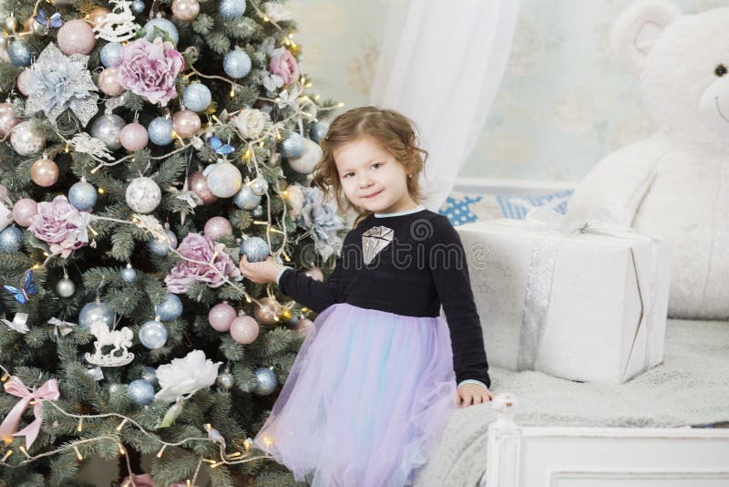 Portr? t des sch? nen kleinen M? dchens, das auf ein Wunder wartet lizenzfreie stockfotografie