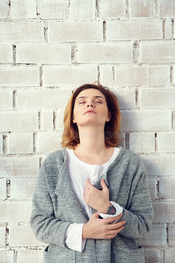 Portr?t einer jungen attraktiven Frau Sch?nes M?dchen nahe Backsteinmauer stockfoto Portr?t einer jungen attraktiven Frau Sch?nes M?dchen nahe Backsteinmauer stockfoto